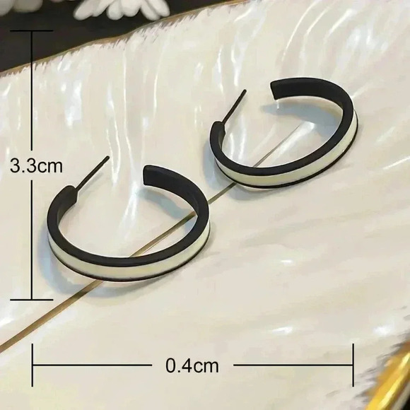 Black and White Womens Jewelry Minimalist Frosted Hoop Earrings - Picture 2 of 3